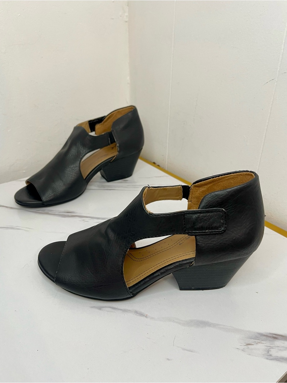 Natural Soul Black Open-Toe Low Block Heel Sandals Size 7.5